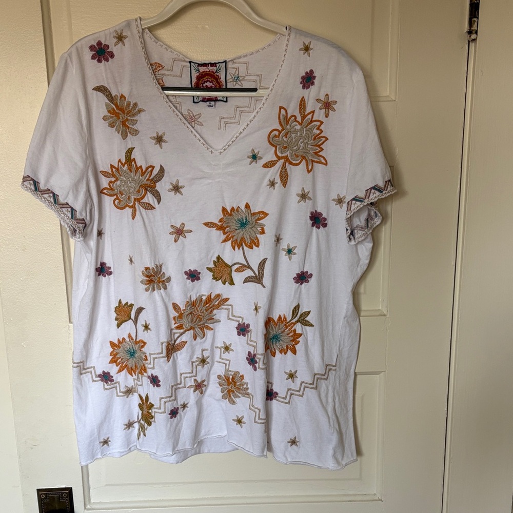 Johnny Was White Embroidered Floral V-Neck Short Sleeve Tee